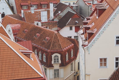 棕色屋顶混凝土房屋的航空摄影